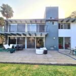 Fachada de dos niveles con terraza y jardín — casa en venta en Zona Dorada de Cuernavaca