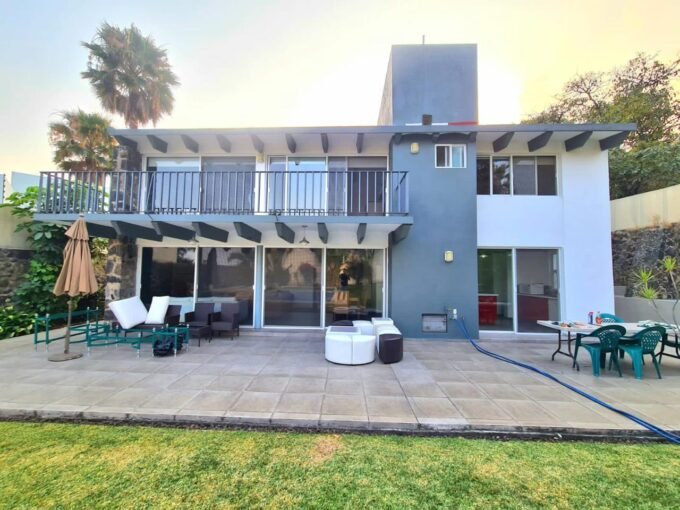 Fachada de dos niveles con terraza y jardín — casa en venta en Zona Dorada de Cuernavaca
