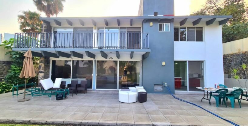 Fachada de dos niveles con terraza y jardín — casa en venta en Zona Dorada de Cuernavaca