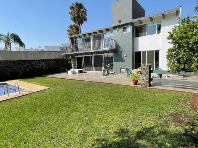 CASA EN VENTA EN ZONA DORADA DE CUERNAVACA, MOR.