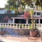 Terraza con balaustradas y macetones en la quinta en venta en Cuernavaca