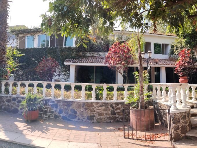 Terraza con balaustradas y macetones en la quinta en venta en Cuernavaca