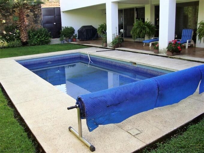 Alberca con lona de calefacción solar en casa en venta en Ocotepec, Cuernavaca
