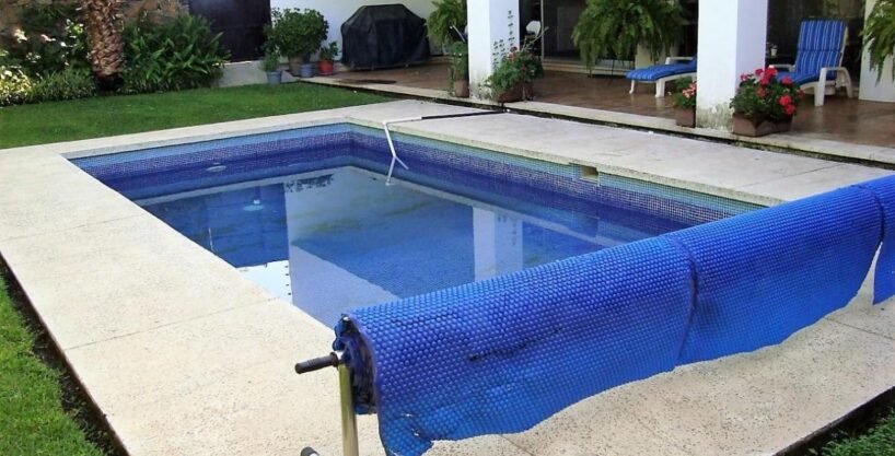 Alberca con lona de calefacción solar en casa en venta en Ocotepec, Cuernavaca