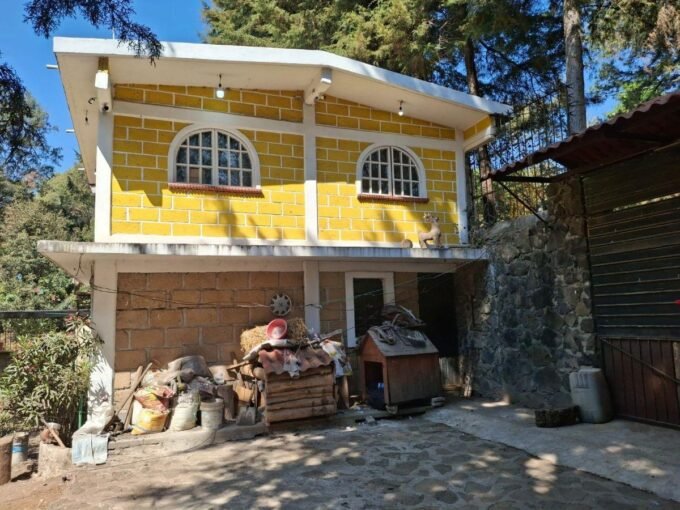 Fachada y cochera de la casa en venta en Huitzilac, Morelos